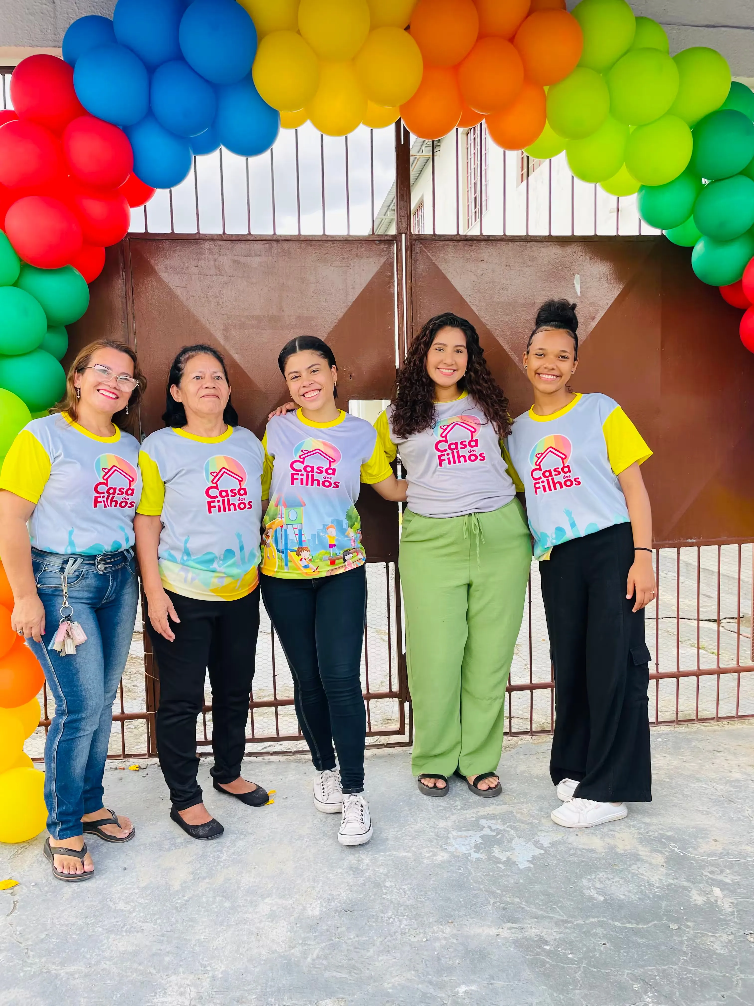Galeria Casa dos Filhos: Mural Comunitário com Voluntários - Arte e união transformando a comunidade em Manaus