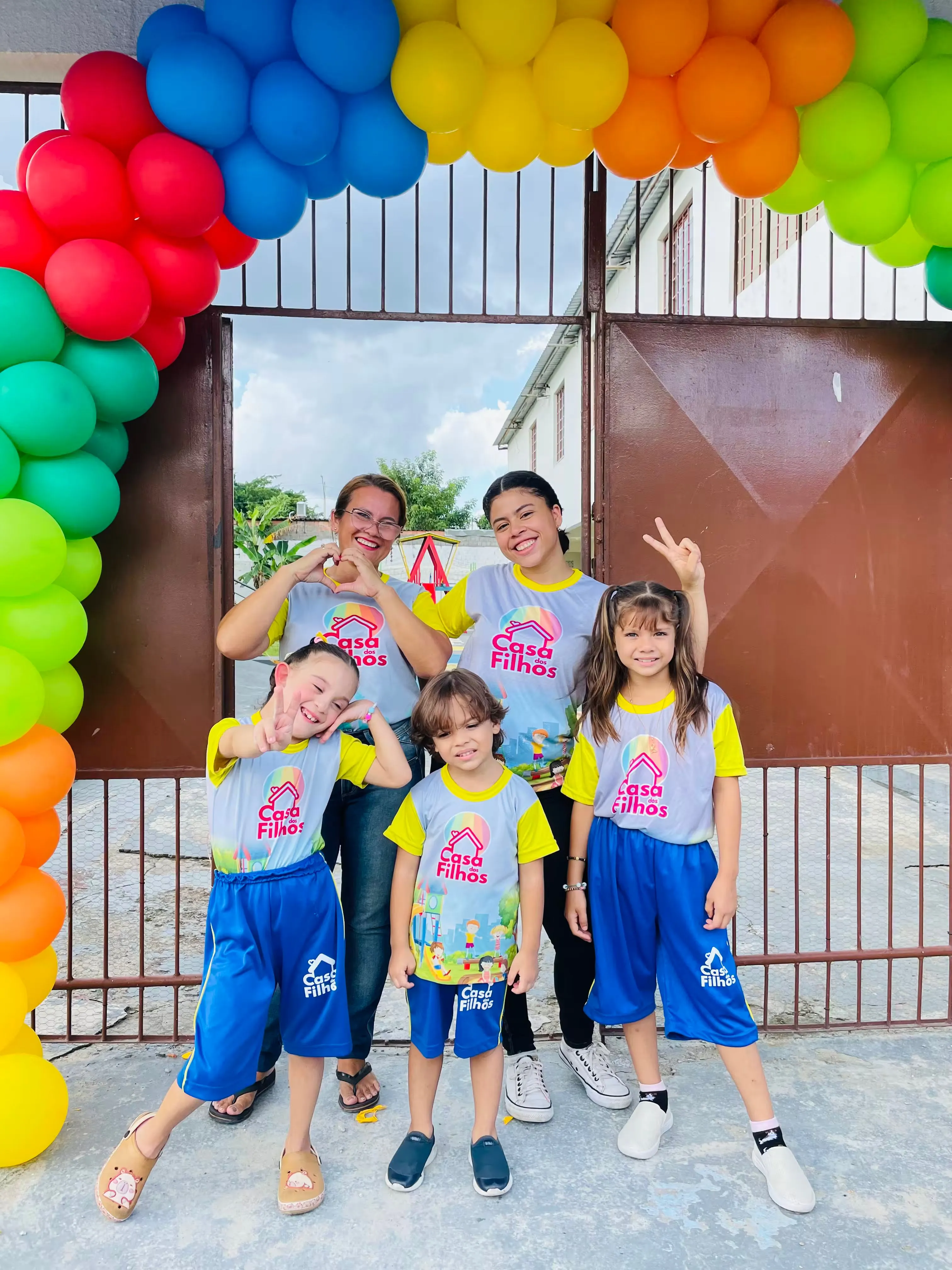Crianças sorrindo no projeto Casa dos Filhos em Manaus
